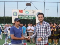 Attığı 32 gol ile turnuvanın gol kralı olan Bursalı Havlu’dan Kenan Yıldırım, ödülünü DOSABSİAD Yönetim Kurulu Üyesi İbrahim Erdemir verdi.