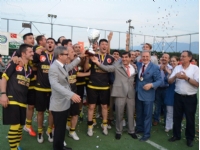 Ermetal’in şampiyonluk kupasını Bursa Emniyet Müdürü Sabri Durmuşlar ve DOSABSİAD Başkanı Orhan Tezyaparlar verdi.