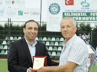 Adnan Sarmen sponsor  macquarie university adına  Mehmet Kaygusuz  plaket verdi