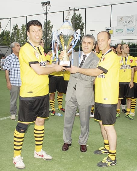 Orhan Tezyaparlar sampiyon Ermetal kupa verirken (1)