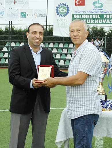 Adnan Sarmen sponsor  macquarie university adına  Mehmet Kaygusuz  plaket verdi