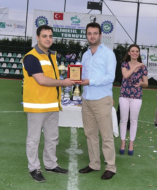 Ayhan Yılmaz sponsor  Bursa Tez  plaket verdi