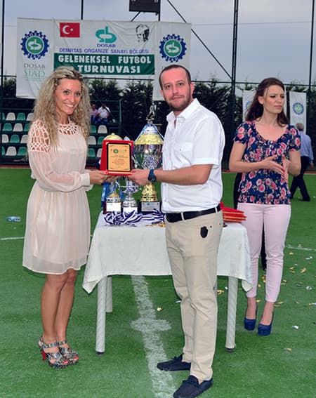 Cengiz Yedikardes  sporsor  Derya Batmaz Uney plaket verdi
