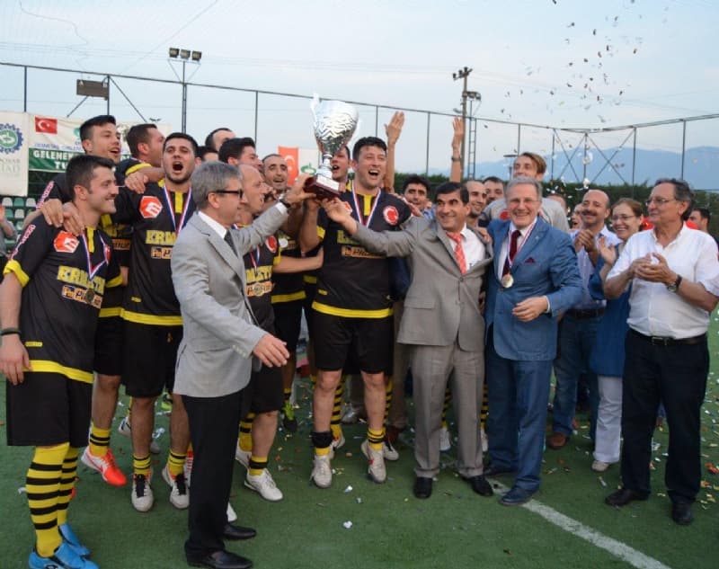 Ermetal’in şampiyonluk kupasını Bursa Emniyet Müdürü Sabri Durmuşlar ve DOSABSİAD Başkanı Orhan Tezyaparlar verdi.