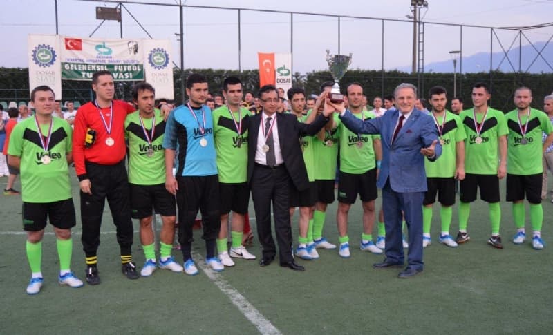 Çekişmeli geçen final maçının son dakikalarında gelen gol ile şampiyonluğu kaybeden Valeo Otomotiv’in ikincilik kupasını Ermetal Otomotiv Yönetim Kurulu Başkanı Fahrettin Gülener verdi.