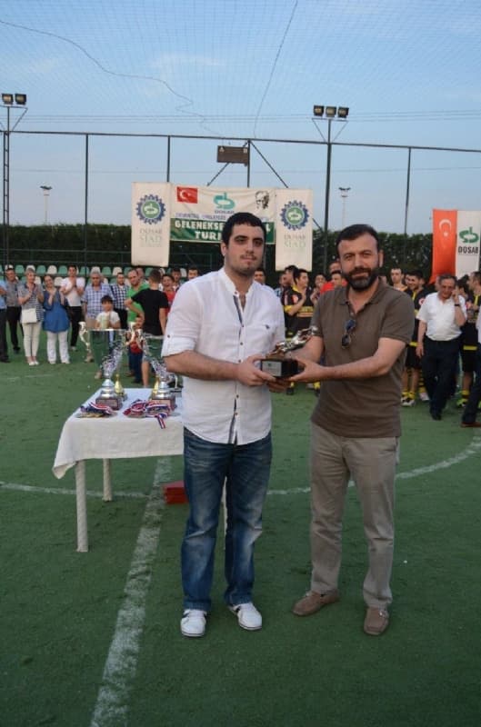 DOSABSİAD Yönetim Kurulu Başkan Yardımcısı Orhan Bilici, başarılı kurtarışları ile beğeni toplayan Seger kalecisi Emir Akdemir’e en iyi kaleci ödülünü verdi.