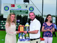 Cengiz Yedikardes  sporsor  Derya Batmaz Uney plaket verdi